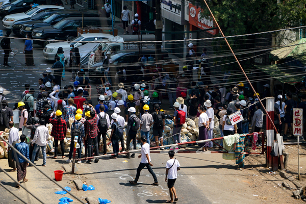 Gösteriler sürüyor! Darbeye karşı yine sokağa indiler