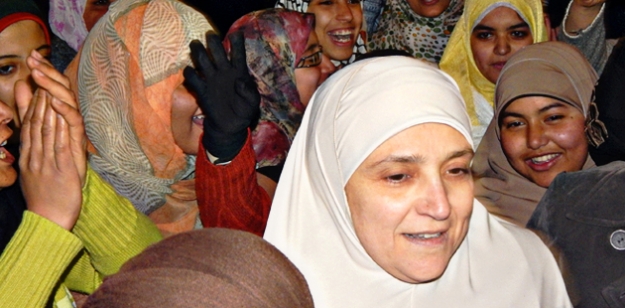 Gösterilere Mursi ve Kandil’in eşi de katıldı