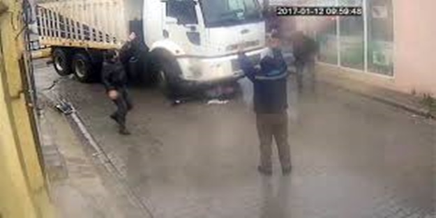 Göz göre göre ezdi