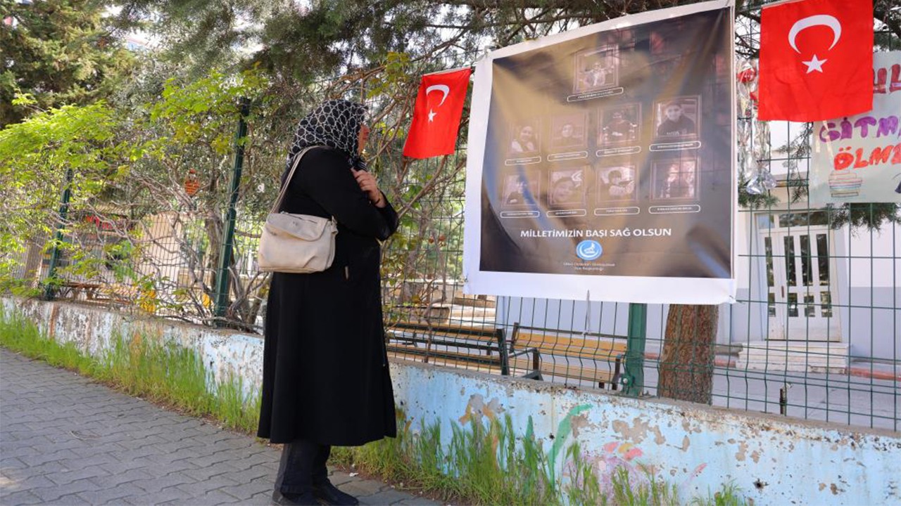 Göz yaşları içinde çocukları yad etti Okul önünde Kur'an-ı Kerim okudu dua etti