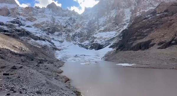 Gözalıcı manzarada doğa yürüyüşü