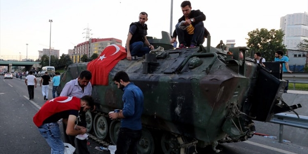 Gözaltına alınan hainlerin rütbeleri söküldü