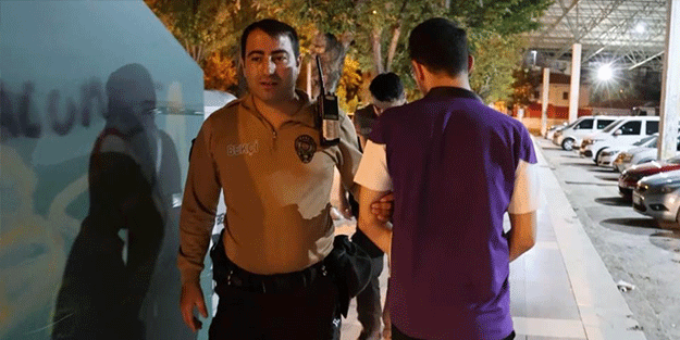 Gözaltına alındı, geri geri yürüdü... Bakın neden