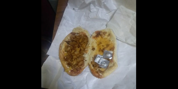 Gözaltındaki arkadaşlarına ekmek arası uyuşturucu getirdi