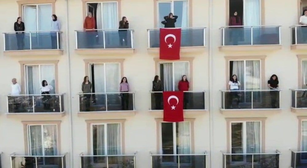 Gözlem altında olan 21 polis balkondan polis akademisi marşını seslendirdi 