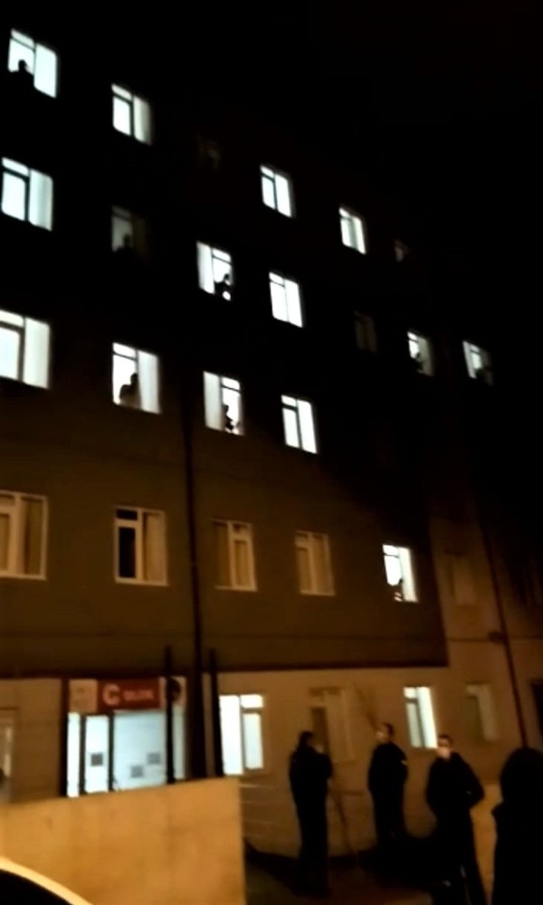 Gözlem altındaki işçilerden alkış yağmuru 