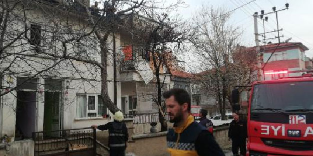 Gözleme yaparken evin çatısını yaktı