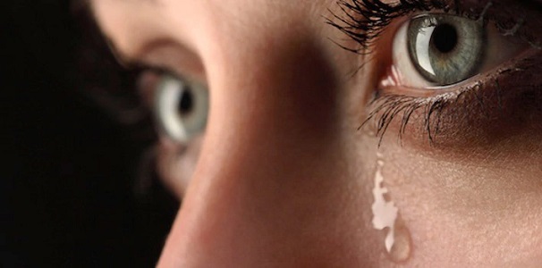 Gözler ilk sinyali veriyor! Göz yaşlarınız akmıyorsa o hastalığa yakalanmış olabilirsiniz