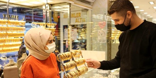 Gözler Merkez'de! Vatandaşlar kuyumculara akın etti