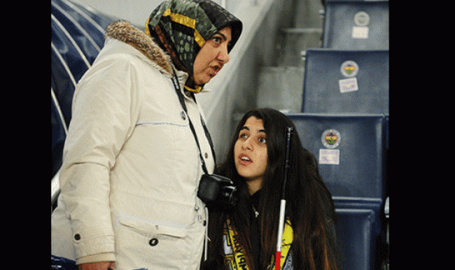 Gözleri görmeyen Rabia maçı annesinden dinledi!