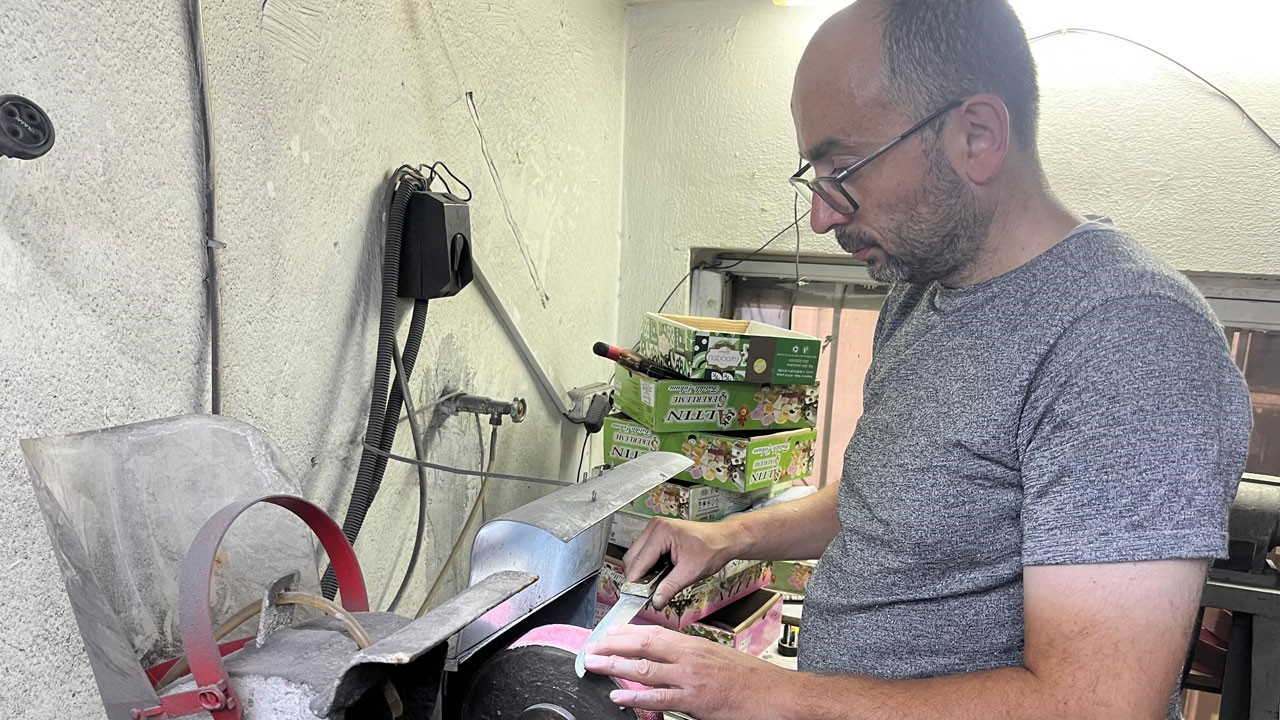 Gözleri görmüyor, bıçakları elleriyle hissedip biliyor!