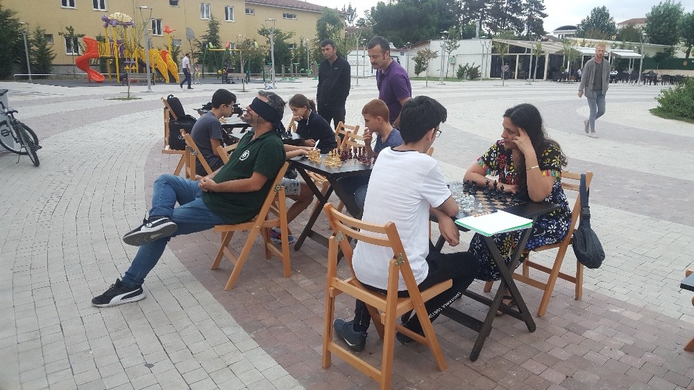 Gözleri kapalı, sırtı dönük şekilde 3 kişiye karşı satranç oynadı 