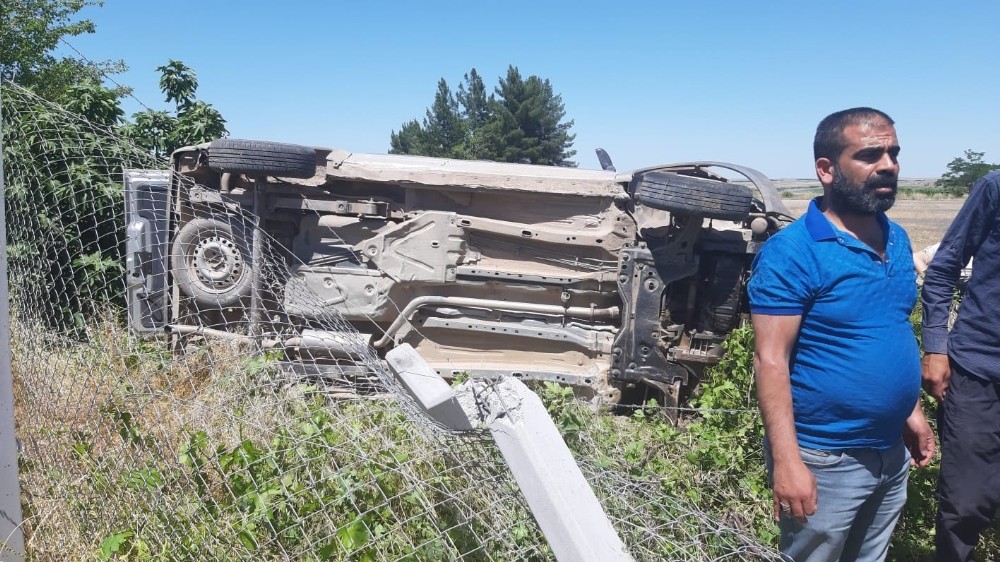 Gözleri kararınca direksiyon hakimiyetini kaybetti, aracıyla tarlaya uçtu 