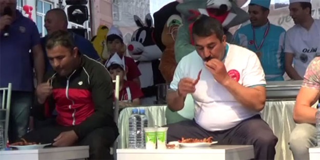 Gözleri yaş doluncaya kadar yediler!