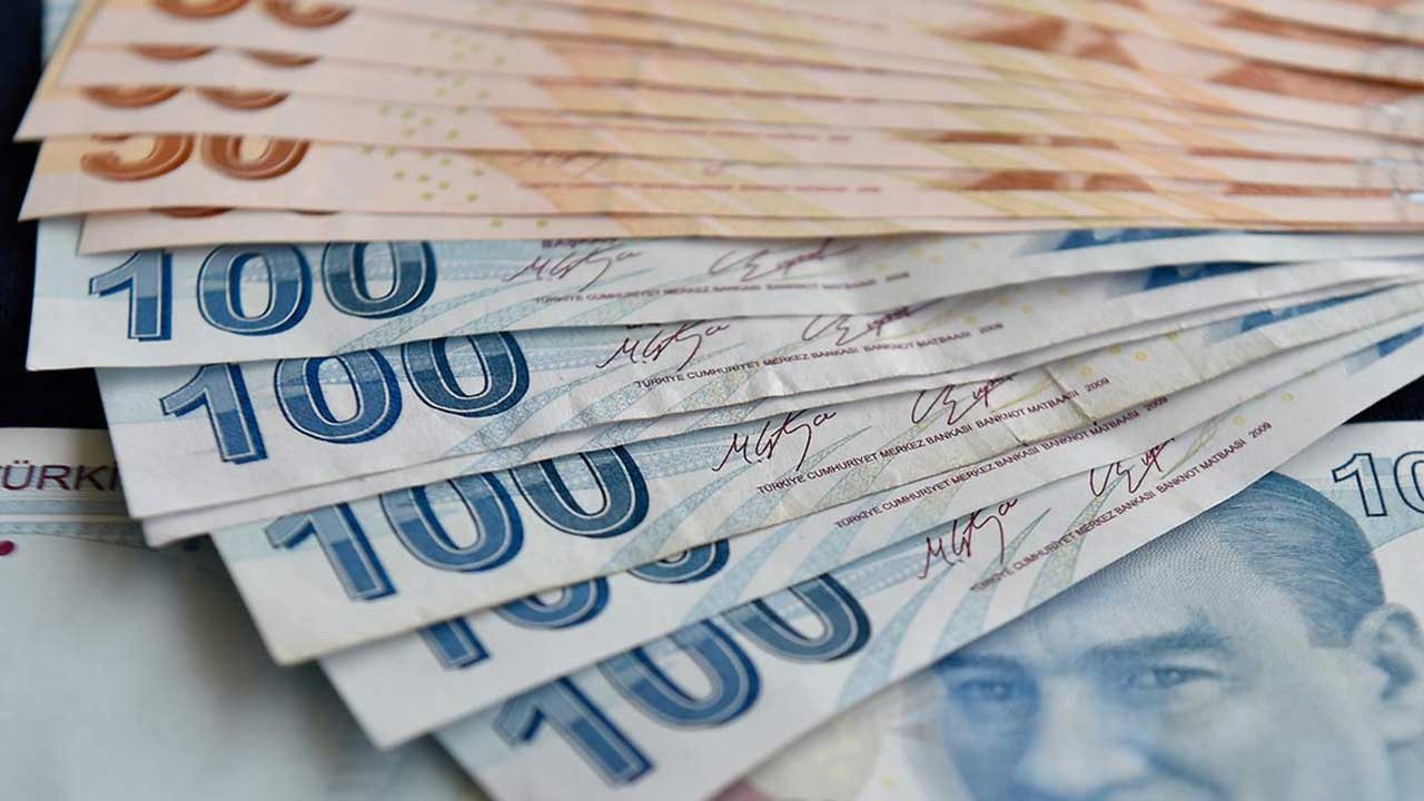 Gözlerini TL'ye diktiler! Çılgınlar gibi topluyorlar