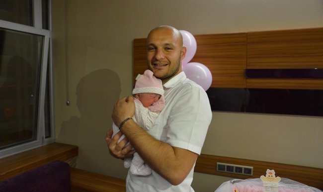 Göztepe kalecisi Gökhan ilk kez baba olmanın sevincini yaşadı