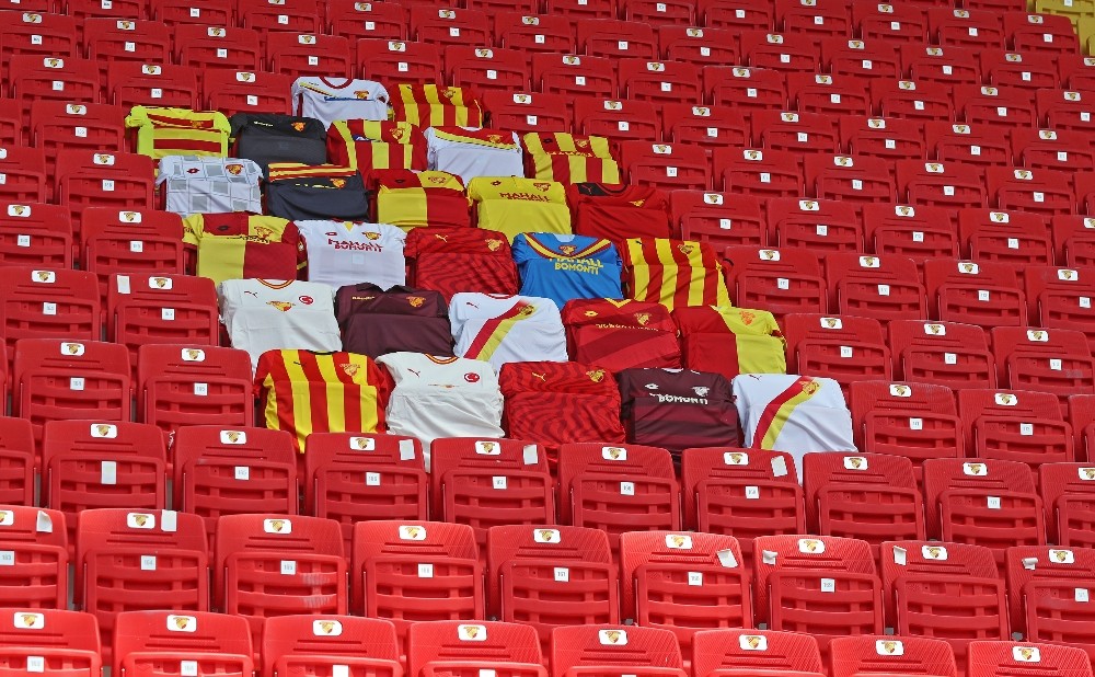 Göztepe, taraftarının formalarını tribüne taşıyor 