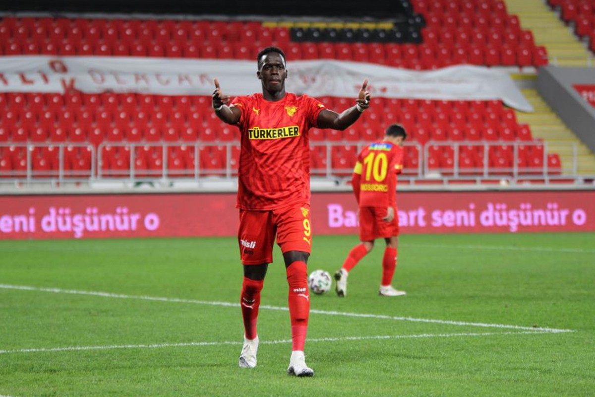 Göztepe'de Ndiaye Çin yolcusu