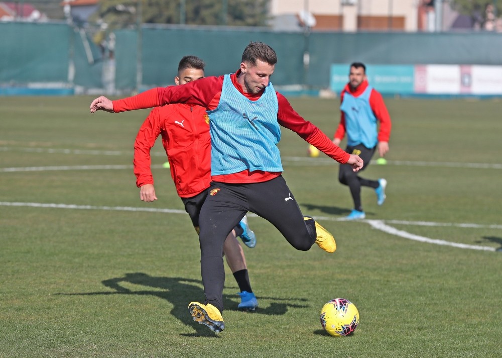 Göztepe’de yeni transfer Kamil Wilzeck ilk antrenmanına çıktı 