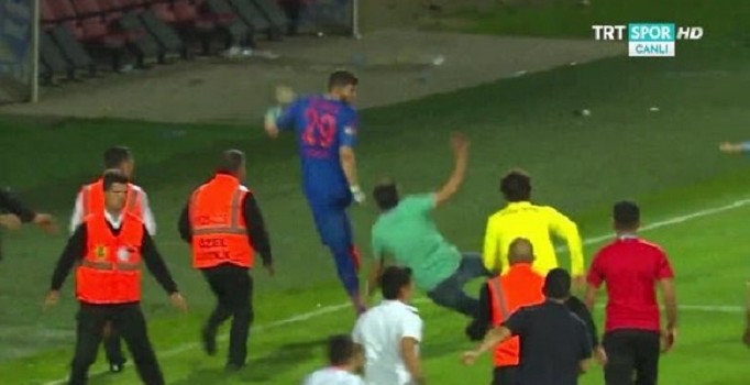 Göztepe'yi mağlup eden Alanyaspor'da taraftarlar kaleciyi kovaladı