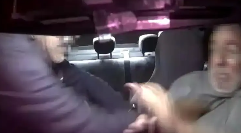 Gözü dönmüş cani saniye saniye kaydedildi: Taksiciyi boğazından bıçaklayıp gasp etti