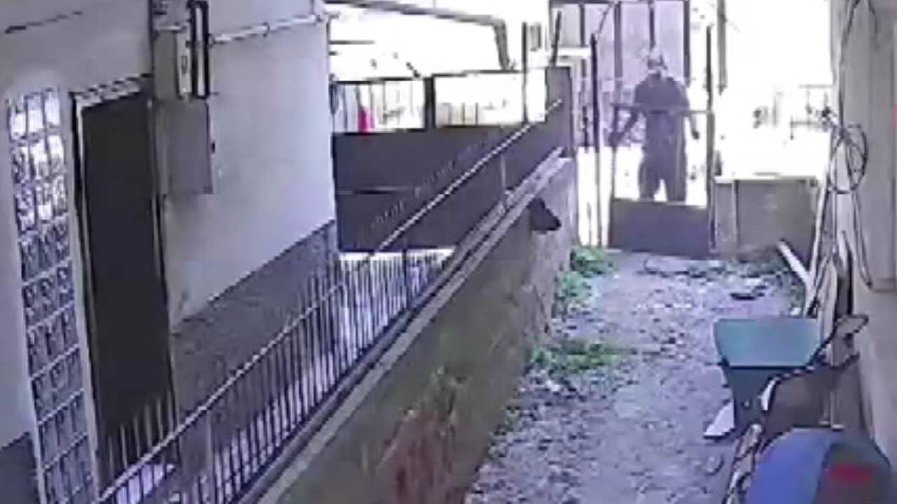 Gözü dönmüş hurdacı binanın kapısı söküp götürdü!