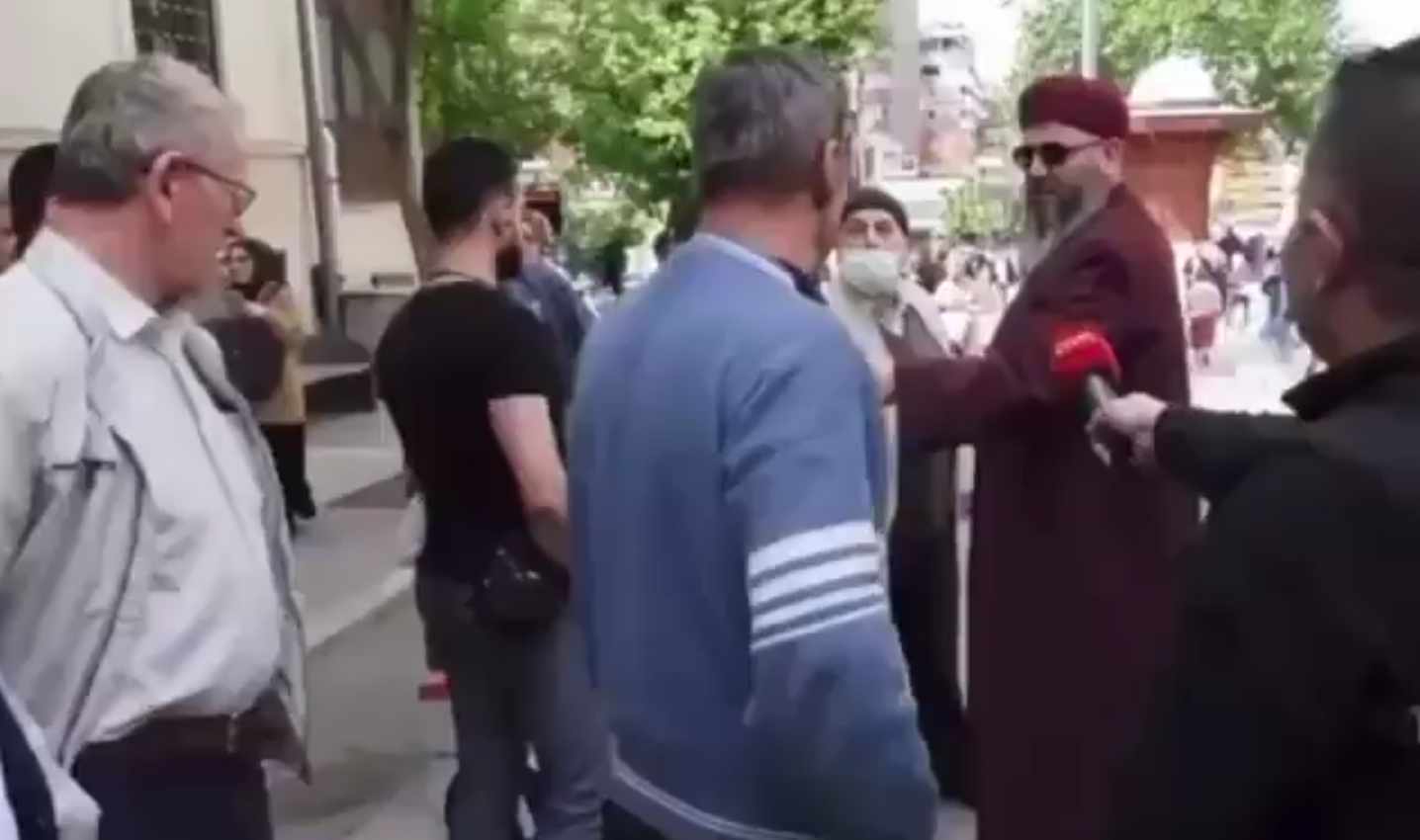 Gözü dönmüş şerefsizler! Sırf sakallı ve cübbeli diye yaptıklarına bakın