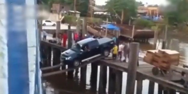 Gözü kara sürücü, hayatını böyle tehlikeye attı