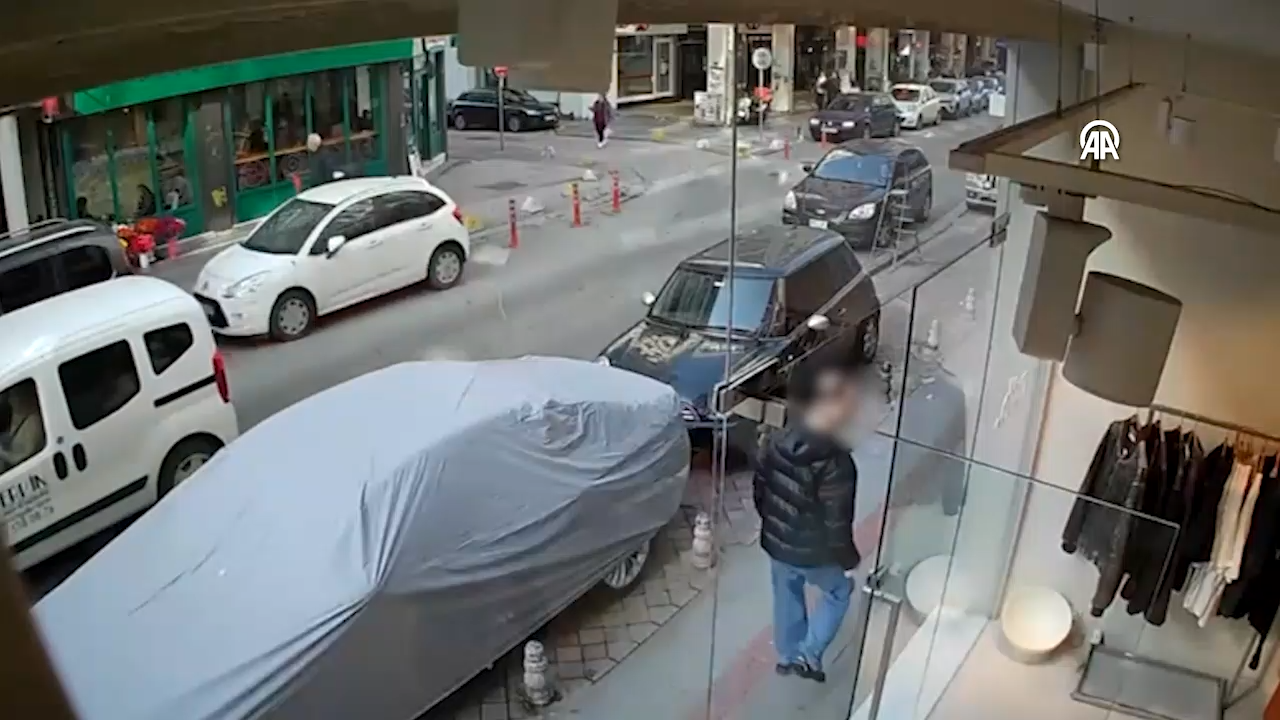 Gözüne kestirdiği 110 bin TL’lik montu çalarak kaçtı!