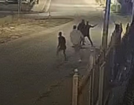 Gözünü bile kırpmadan kurşun yağdırdı! O anlar kamerada!