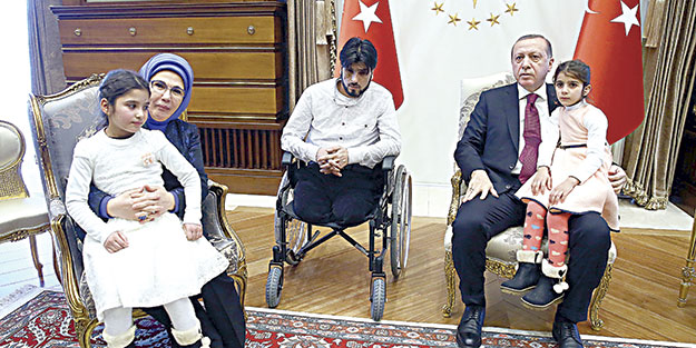 Gözyaşını sildi...