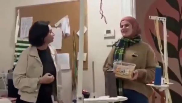 Gözyaşları içinde özgürlüğünü haykırdı! ‘Tek Suriyeli sığınmacı Esed’tir’