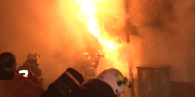 Gözyaşları içinde yanan evini izledi