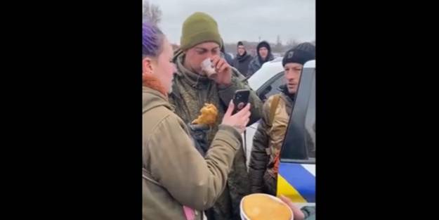 Gözyaşları sel oldu aktı... Yakalanan Rus askerine bakın ne yaptılar