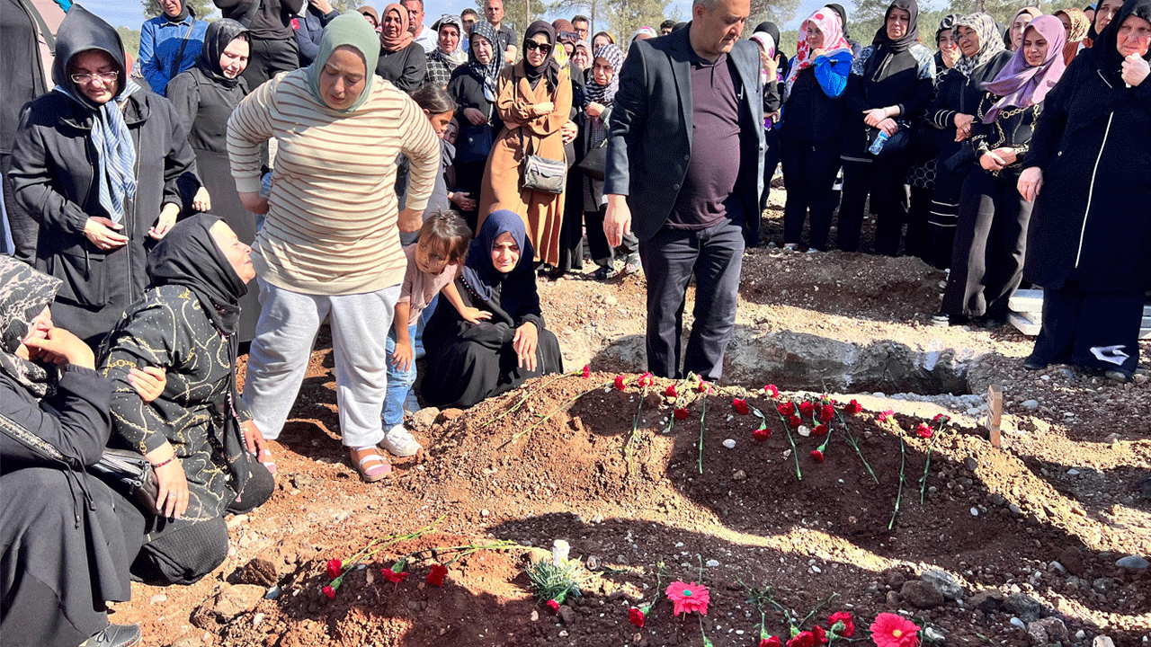 Gözyaşları sel oldu: Kazada ölen anne ve 2 çocuğu yan yana uğurlandı