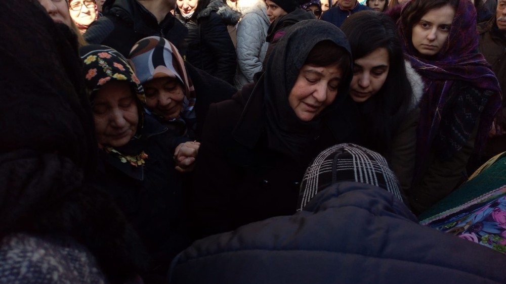 Gözyaşlarına boğuldu: “Güzel kızanım benim, hadi kalk kızanım” 