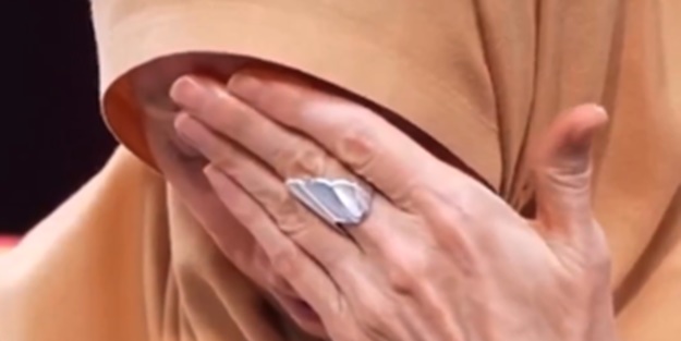 Gözyaşlarını tutamadı! Annesi içki kullanan kadının ibretlik hikayesi