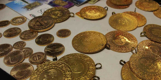 'Gram altın alın' diye bas bas bağıran uzmanlardan: Sarraflar hem döviz hem altını kıyasladı!