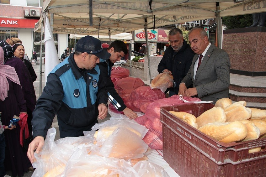 Gramajı düşük ekmekler vatandaşa ücretsiz dağıtıldı 