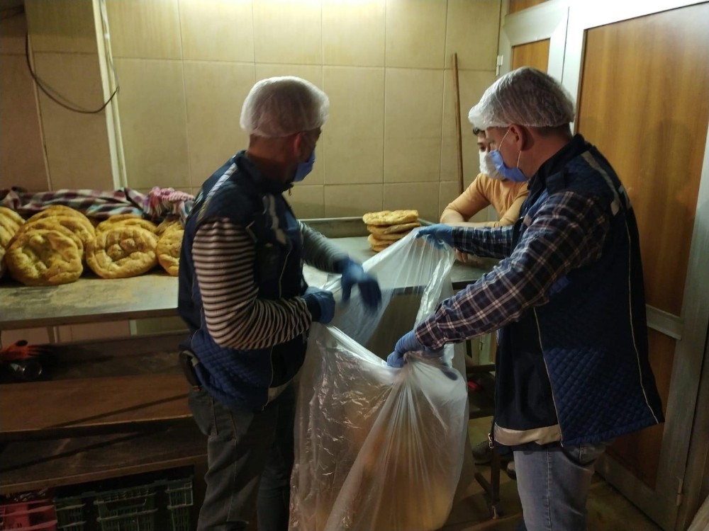 Gramajı düşük pideleri vatandaşlara satmaya çalıştılar 