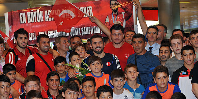 2 altın madalya ile yurda döndüler