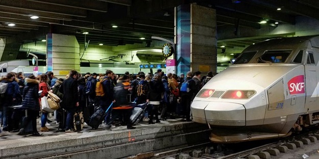 Grev Fransa'yı vurdu! 400 milyon avroluk zarar