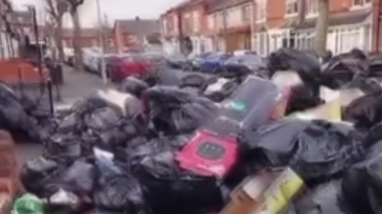 Grev yüzünden sokaklarda 17 bin ton çöp birikti! Mide bulandıran görüntüler