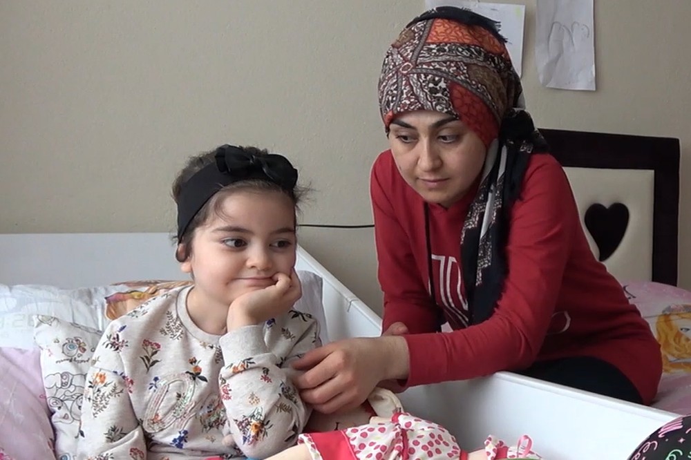 Grip virüsü yüzünden felç kalan 5 yaşındaki Esin, yürümek için yardım bekliyor 