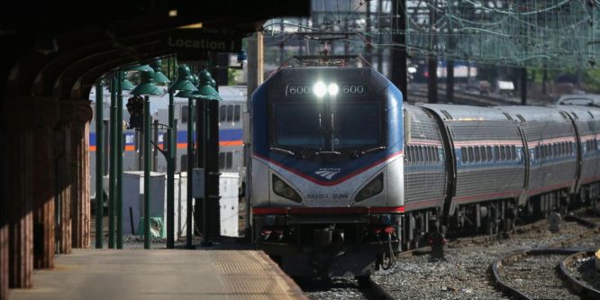 Trenin önüne atlayarak intihar etti