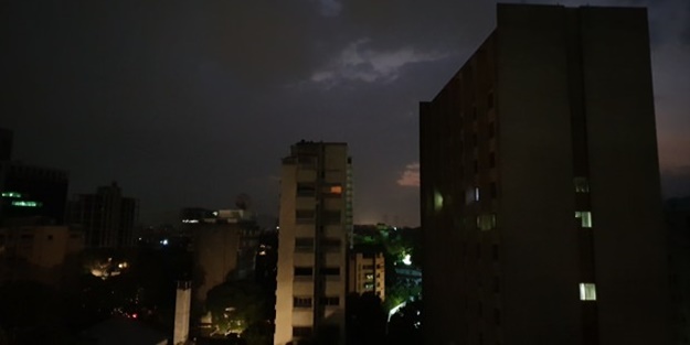 Guaido: Elektrikler Maduro gittiğinde gelecek