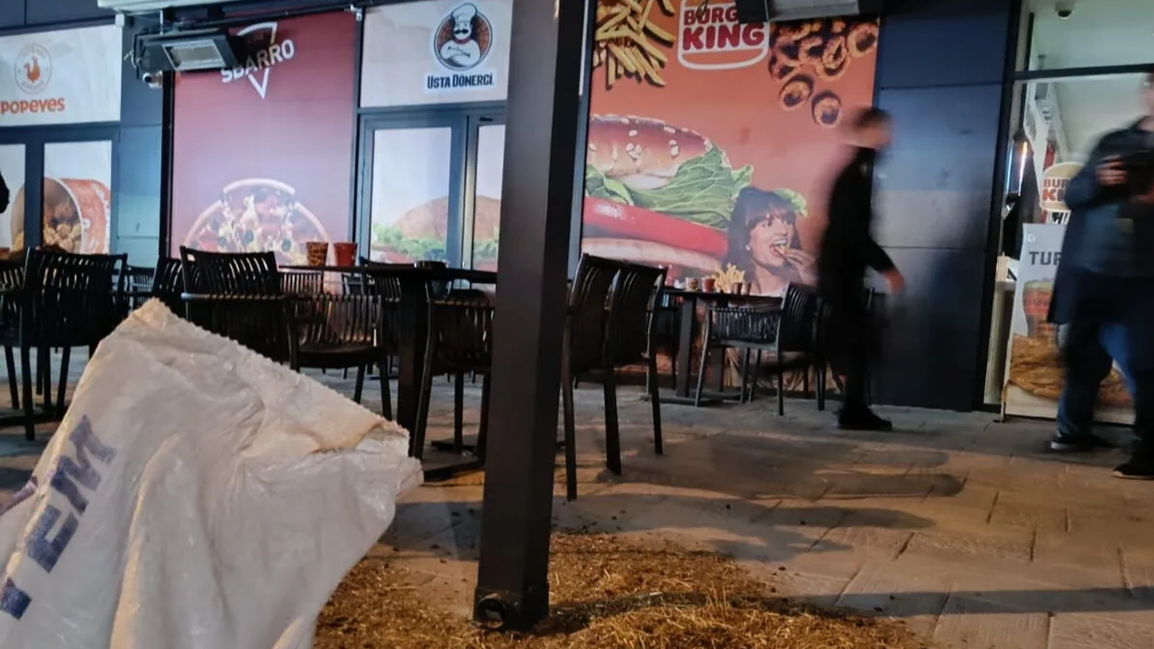 Gübre döktüler: Büyük Doğu Akıncıları’ndan Burger King'e protesto!