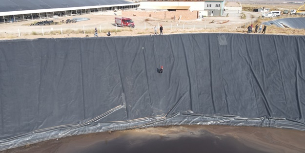 Gübre havuzunda mahsur kalan tilki böyle kurtarıldı
