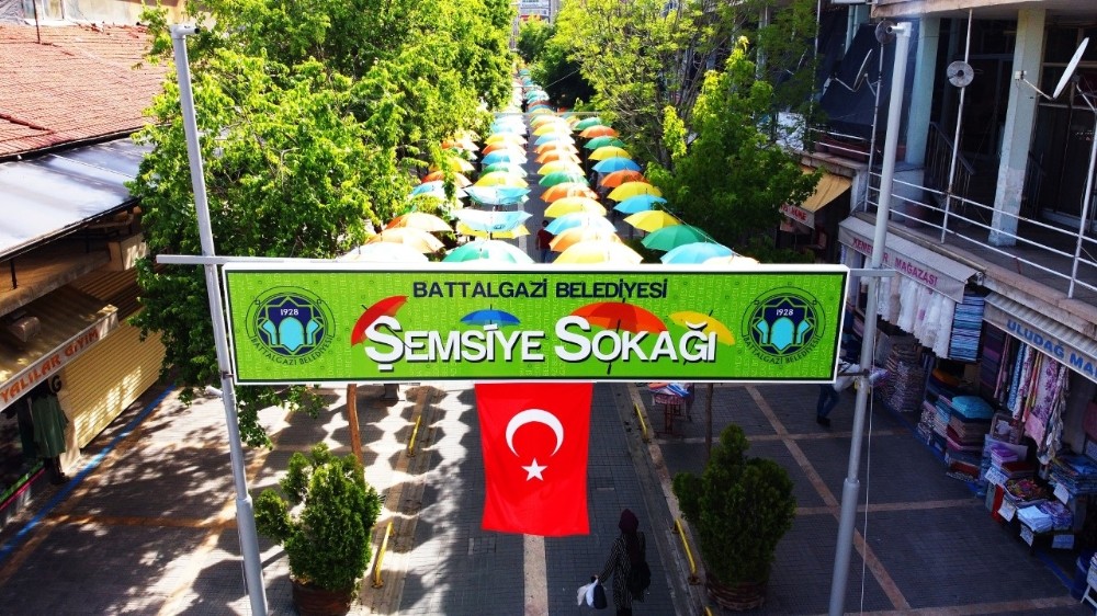 Güder, şemsiye sokakta inceleme yaptı 