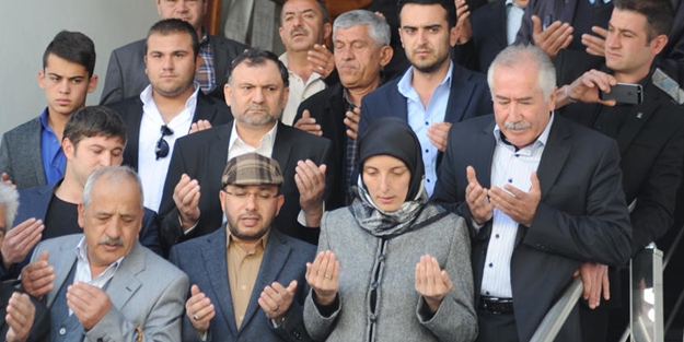 Başörtülü Başkan dualarla göreve başladı